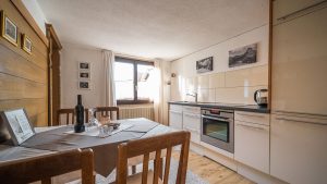 d'Alpen Apartments – Edelweiß Apartment – Esstisch mit Küche