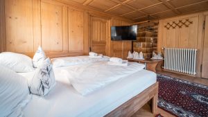 d'Alpen Apartments – Edelweiß Apartment – Bett im Wohnzimmer