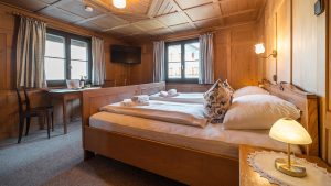 d'Alpen Apartments – s'Wälder Zimmer – Bett und Tisch