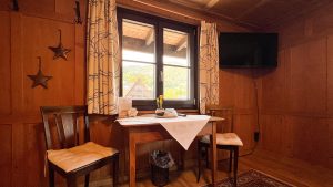 d'Alpen Apartments – s'Wälder Zimmer – Sitzmöglichkeit